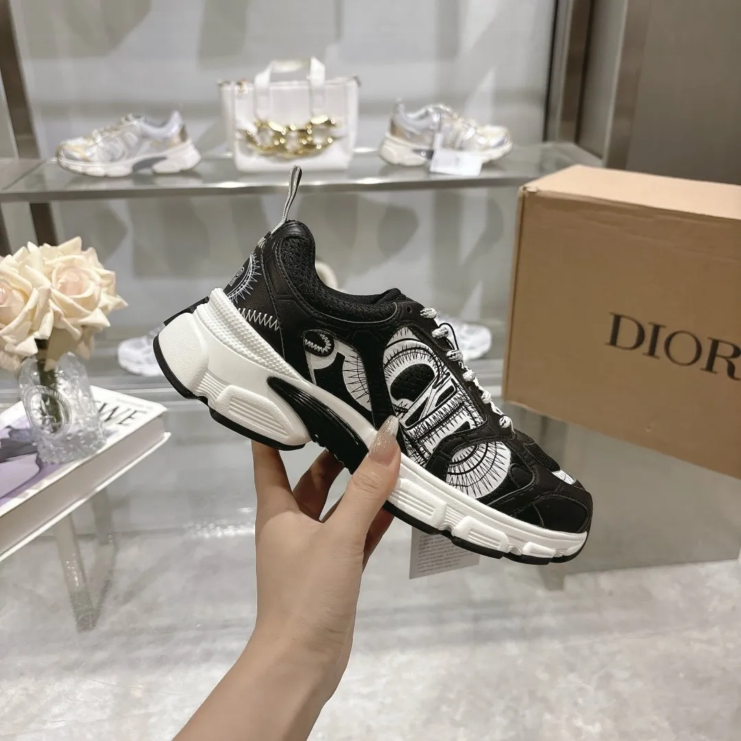 👟👟Ex-factory price 560👟👟 This Dior Chrono sneaker is a new product of the 2024 autumn ready-to-wear series, reinterpreting running shoes with Dior's high-end style. White mesh fabric is paired with nude and silver-toned laminated leather-effect panels, as well as CD logos on the sides, a star patch on the tongue and a Dior logo on the heel. Featuring tri-color laces, a lightweight sole and star embellishments for a casual look all year round. ✅Size: 35-40 ✅Packaging: With counter packaging and Dior outer box